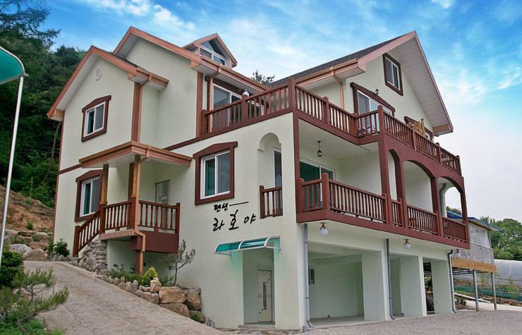 Lahoya Pension Chuncheon Exterior photo